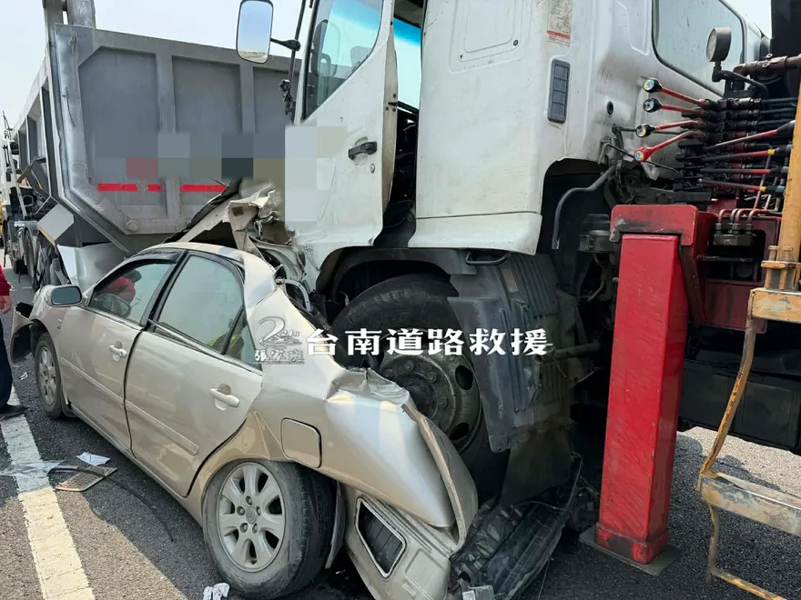 國8「夾殺」嚴重事故！轎車變形扭曲、1人意識模糊命危