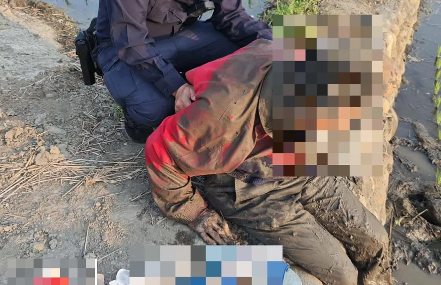 影/台中9旬翁騎車墜田臉插泥地　熱心夫妻、警方救援脫險