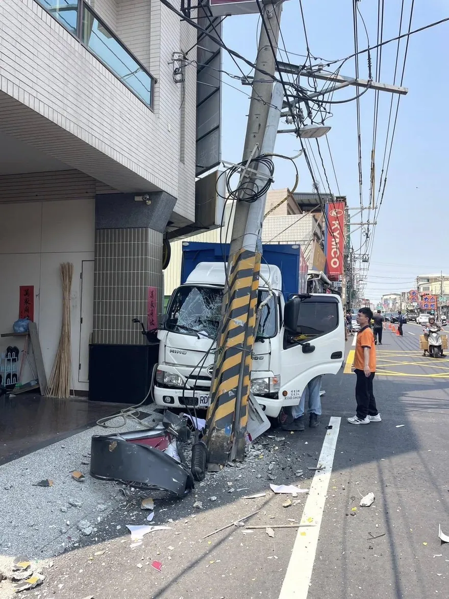 高雄大寮車禍撞斷電桿！800戶大停電　台電估晚間8點恢復供電