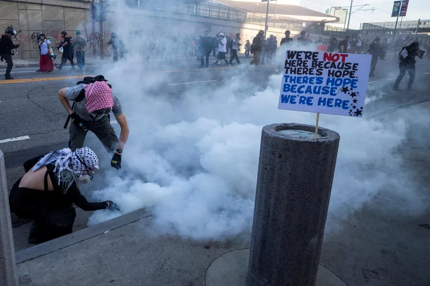 「No Kings」反川普示威活動爆衝突！警施放催淚彈　75人被捕