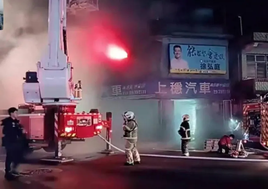 影/北市文山區中古車行突發大火！消防73人馳援