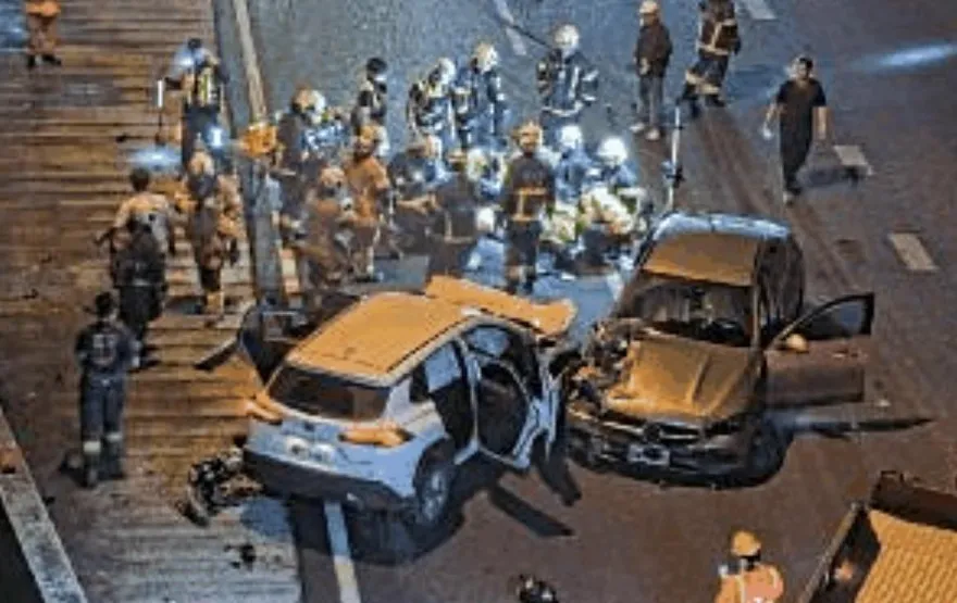 影/人如砲彈般噴飛！國3「賓士、休旅車相撞」慘烈畫面曝光