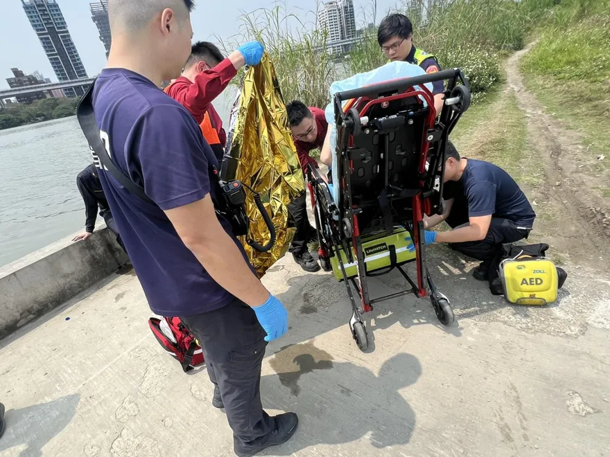 北市萬板大橋男子落水　釣客丟保溫箱即刻救援