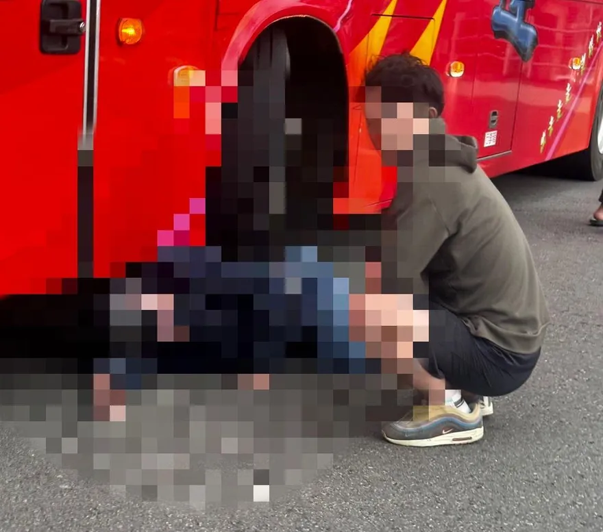 影/慎入！苗栗男遭遊覽車撞　卡輪下輾肚「胎痕印身」