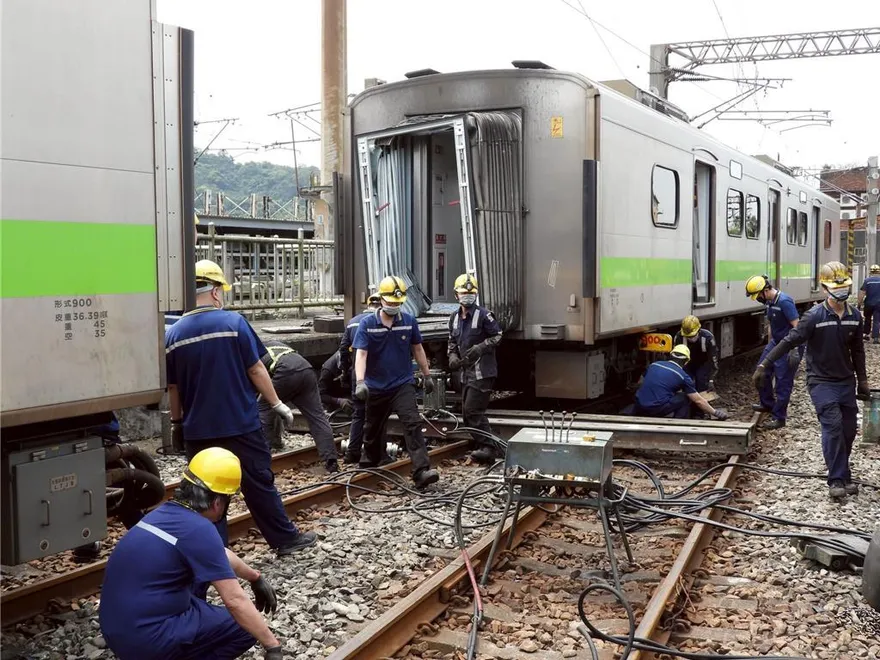 台鐵七堵調車場「列車相撞、多節車廂出軌」！交通部震怒：限3天調查