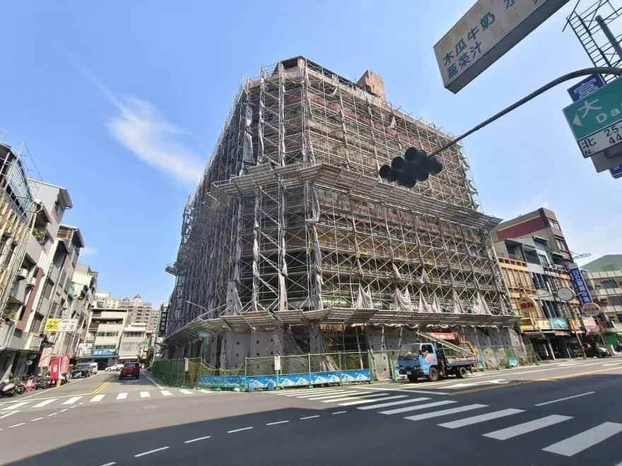 台南中西區來亞大樓列危險建築　今執行拆除