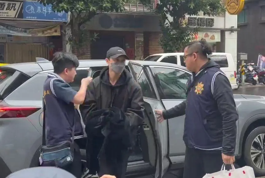 影/「王子」邱勝翊涉閃兵遭檢警突襲！「家中逮捕」帶回偵訊