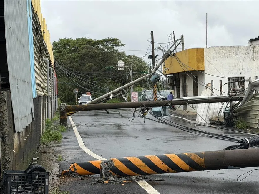 影/桃園大貨車吊臂勾電線！慘拉倒「9根電桿」　台電急搶修