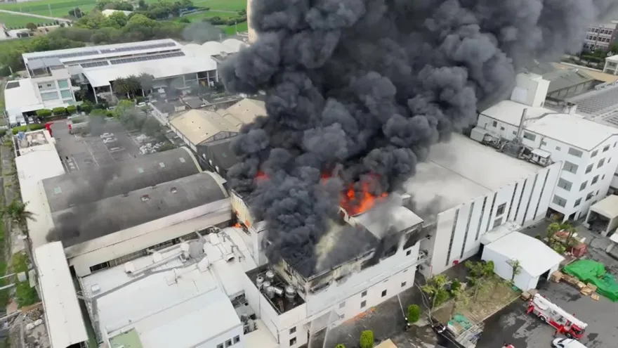 影/彰化「半世紀紡織廠」火警！台76線可見駭人黑煙幸無傷亡