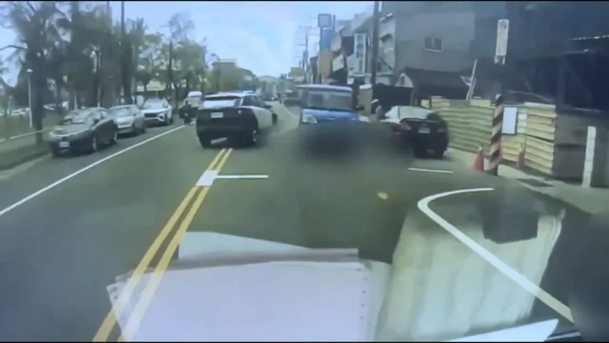 影/台南竊賊拒檢猛撞警車逃逸！　老婦差5秒險成輪下冤魂