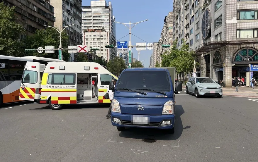 影/公車未到站女乘客下車遭貨車撞飛　司機違規警開罰