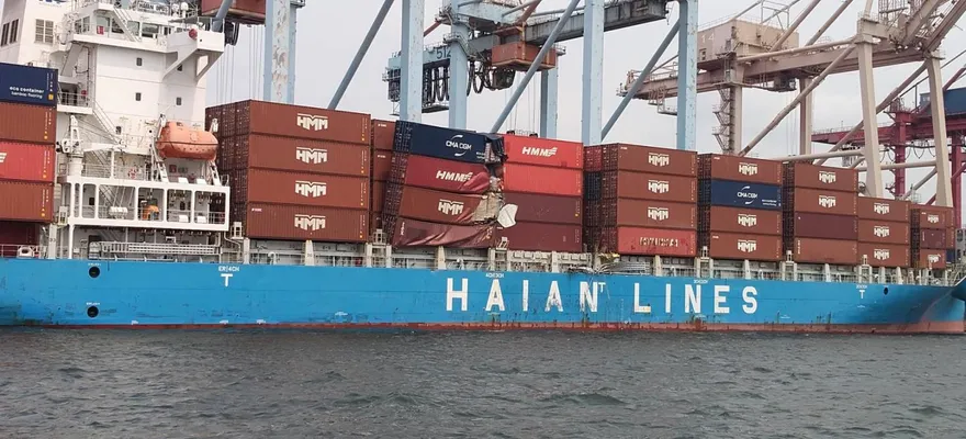 高雄港驚傳碰撞！4個貨櫃直接落海　航港局啟動海事行政調查