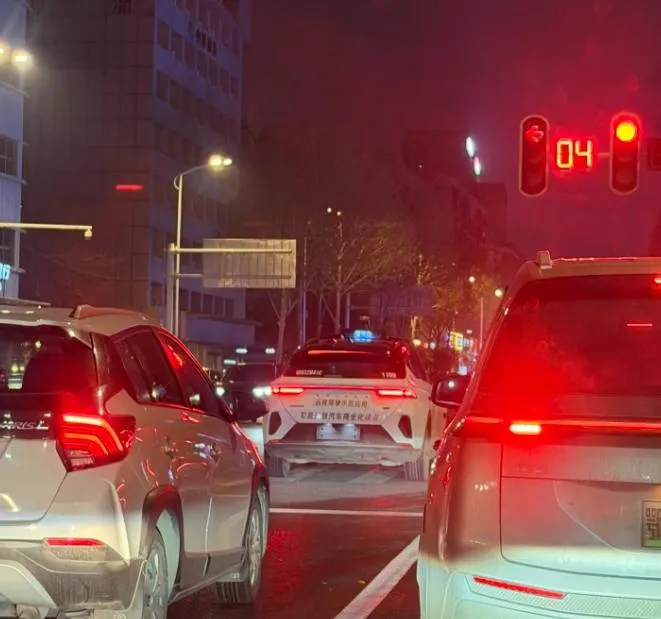 停在路中央！陸無人駕駛車「蘿蔔快跑」武漢集體罷工　乘客困2hrs