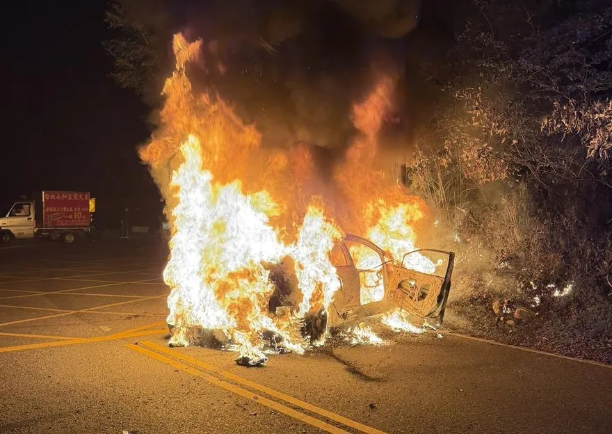 夜衝虎頭山「失控自撞」釀火燒車　24歲男駕駛命危