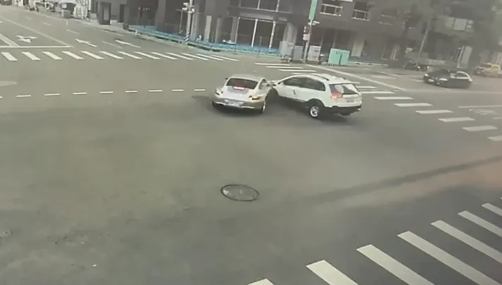 影/台中保時捷路口遭撞旋轉270度　駕駛稱：陽光太刺眼