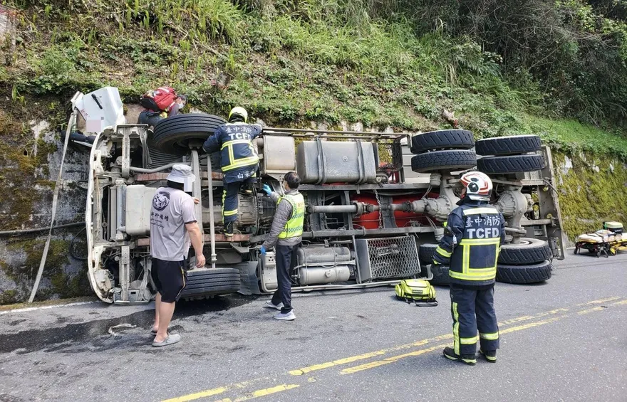 中橫公路水泥預拌車翻覆　駕駛受困頭、腳受傷送醫