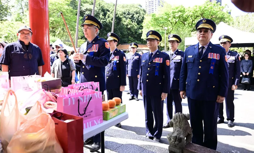 清明前夕內湖警察公墓舉辦春祭　警政署長率幹部弔祭英靈