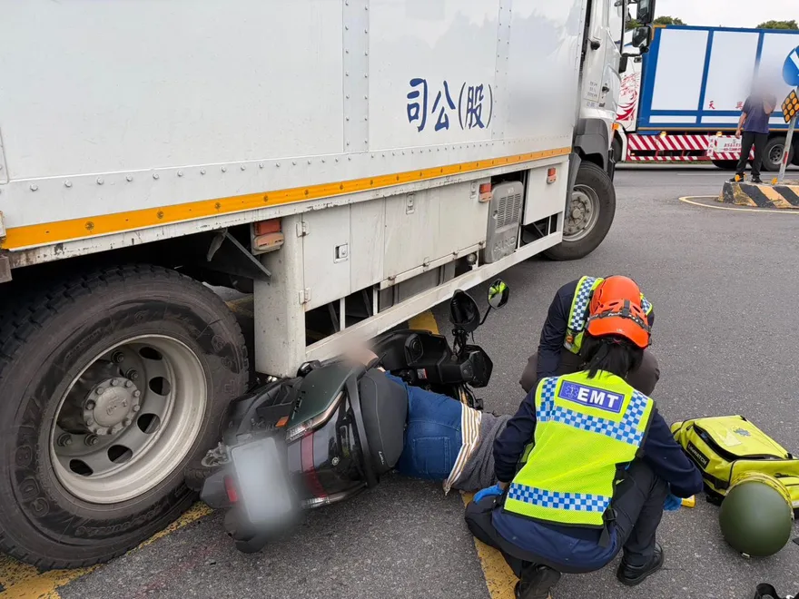 默默騎到大貨車旁！女騎士遭捲入車底拖行　腳骨折送醫