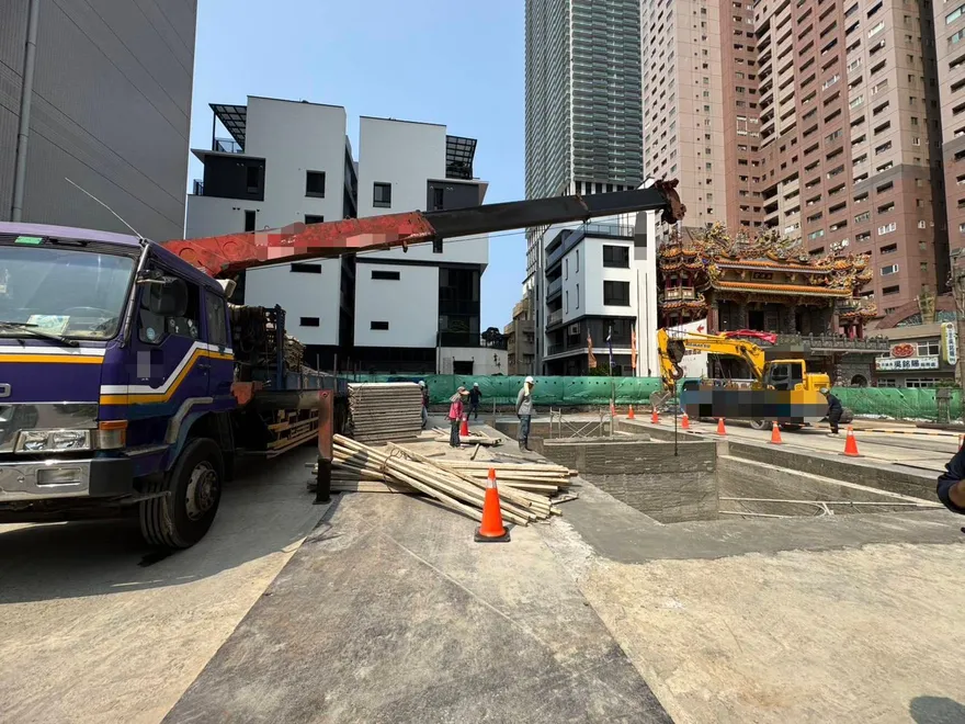 影/驚悚！高雄工人突墜2米深蓄水池　警消緊急救起送醫