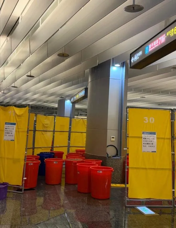 多個大水桶接天花板漏水　桃園捷運：雙子星大樓工程影響