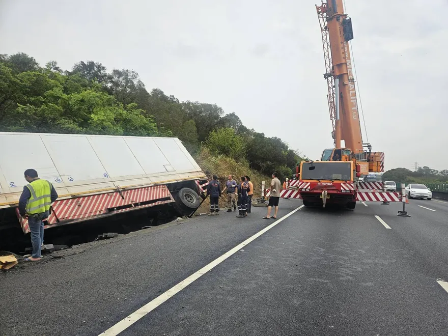 影/清明連假首日！國3通霄段聯結車疑爆胎翻覆　回堵5公里