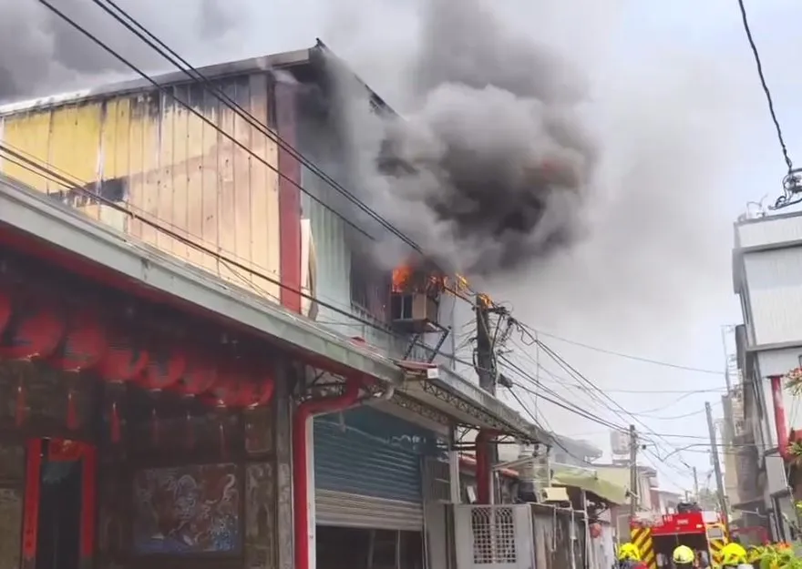 影/屏東鐵皮屋大火濃煙竄天　威靈宮急撤神像
