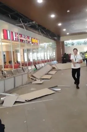 影/菲律賓機場傳天花板崩塌意外　「大量木板砸下」釀7傷