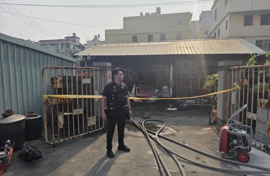 影/高雄楠梓住宅火警黑煙火舌狂竄　警消清理火場發現焦屍