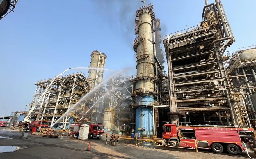 影/中油大林煉油廠儲存槽火警　濃煙狂竄火勢控制