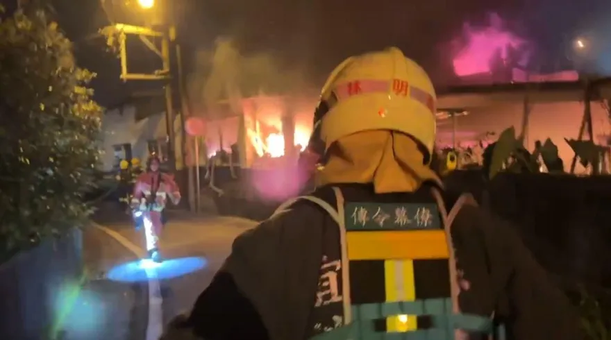 影/鋼瓶連環爆炸聲不斷！宜蘭鐵工廠惡火狂燒　員工急逃出