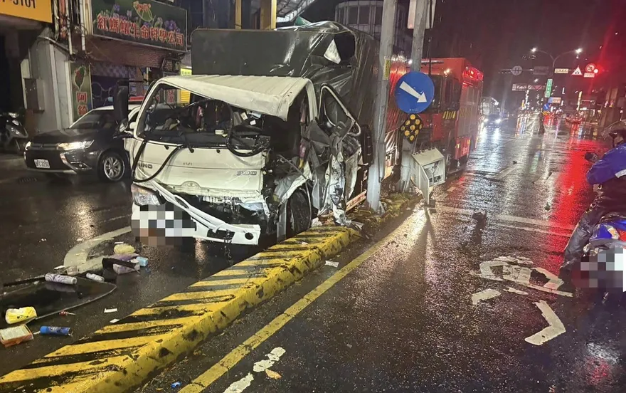 影/新莊貨車司機擦眼鏡雨滴釀禍　自撞安全島車頭全毀