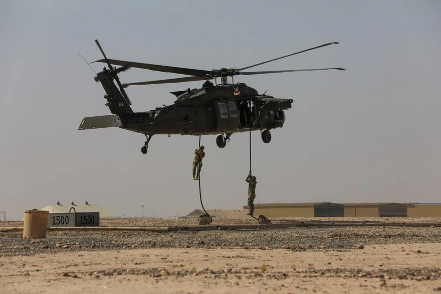 影/美UH-60黑鷹直升機疑出動搜救F-15E飛行員　傳墜毀伊朗