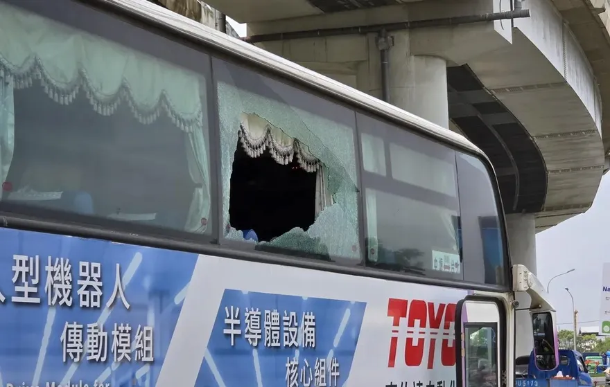 影/國光客運國道上窗戶玻璃爆裂　乘客嚇呆幸無人傷