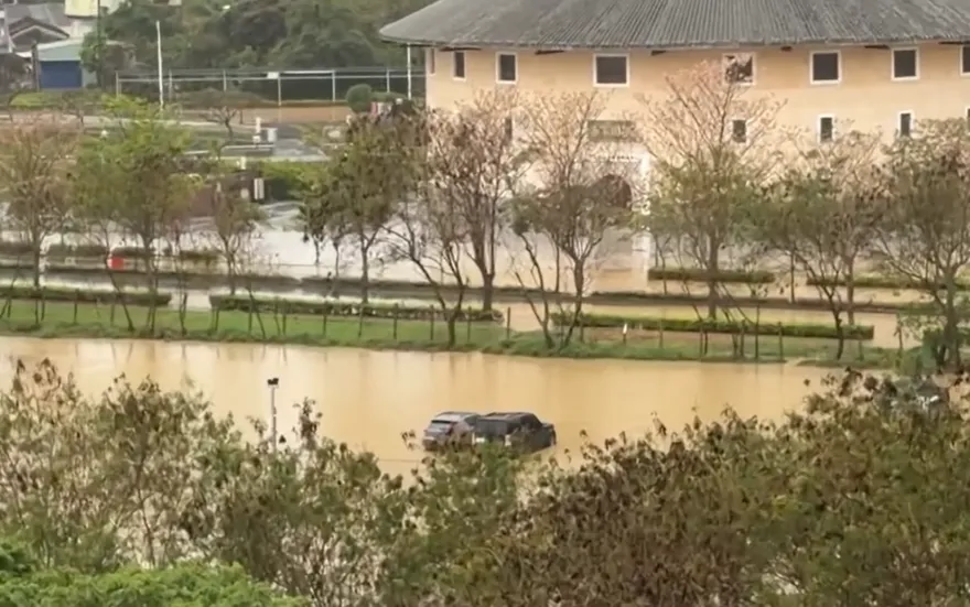 鋒面狂炸大豪雨！苗栗高鐵停車場大淹水　現場如池塘