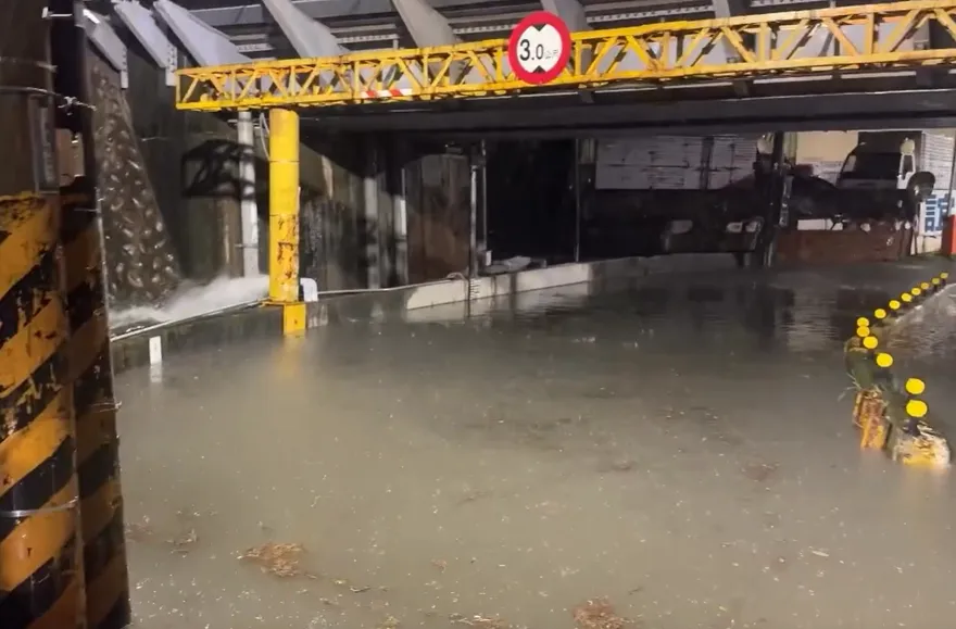暴雨猛轟！新竹太原路地下道淹水　保全緊急「以車擋水」