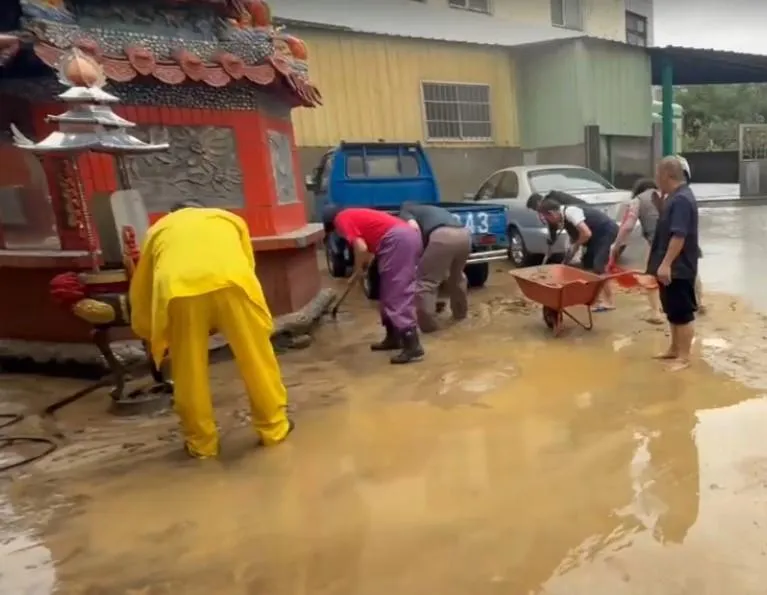 影/苗栗豪雨狂炸「民宅慘泡泥水」　市長急安排飯店安置