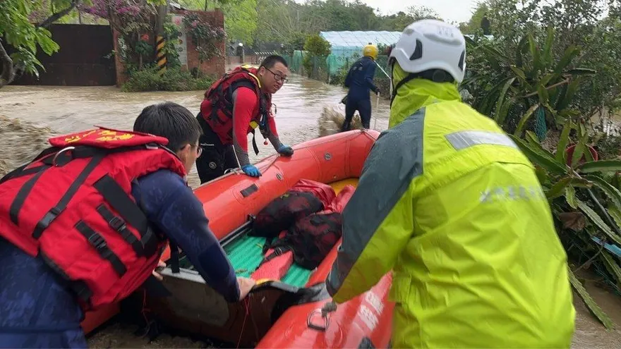 大雨襲竹縣北埔、峨眉！消防救出10多名受困民眾