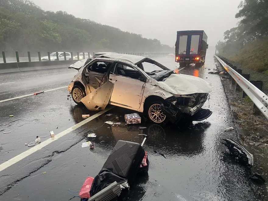 影/疑雨天濕滑！國3北上苑裡段轎車撞護欄　釀2死1傷悲劇