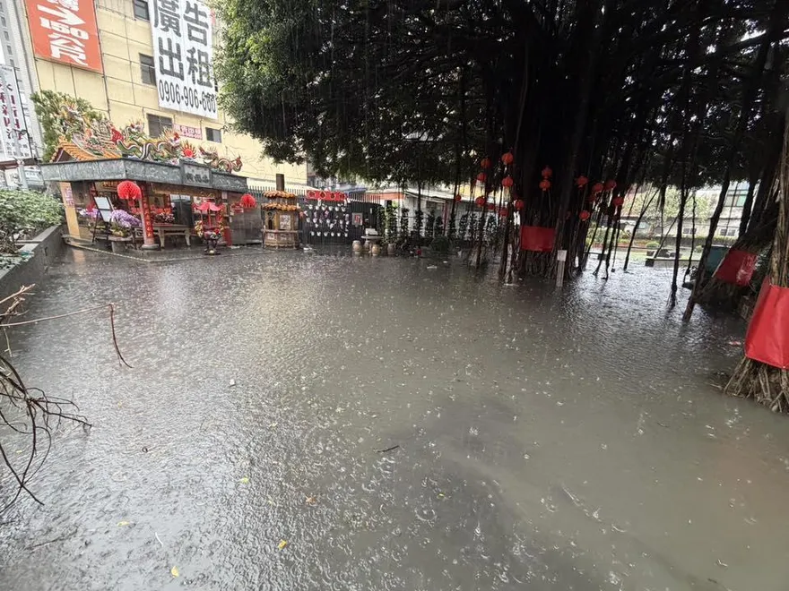 暴雨狂炸！台中北屯集福祠前淪汪洋　水消退留大面積淤泥