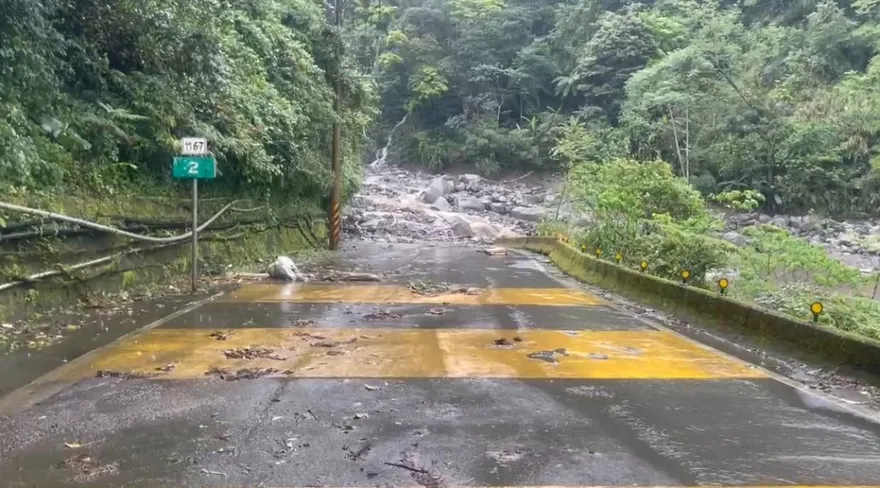 影/新竹豪雨釀土石坍方　122線、竹67線道路受阻