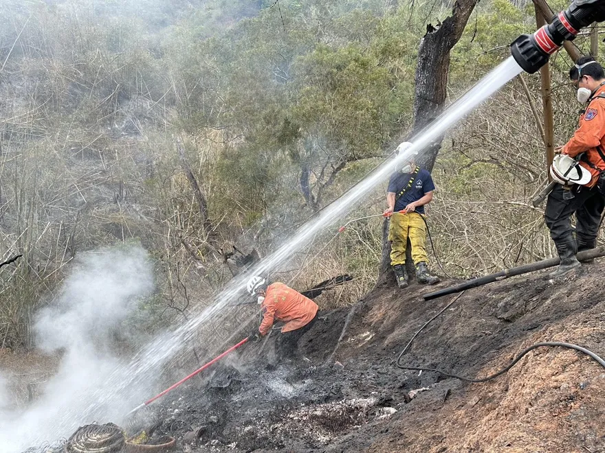 影/高雄燕巢山火今撲滅　消防漏夜奮戰直升機投水18架次