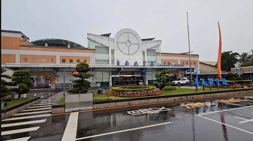 影/雷雨當空！台南機場暫停地面作業　部分航班延誤