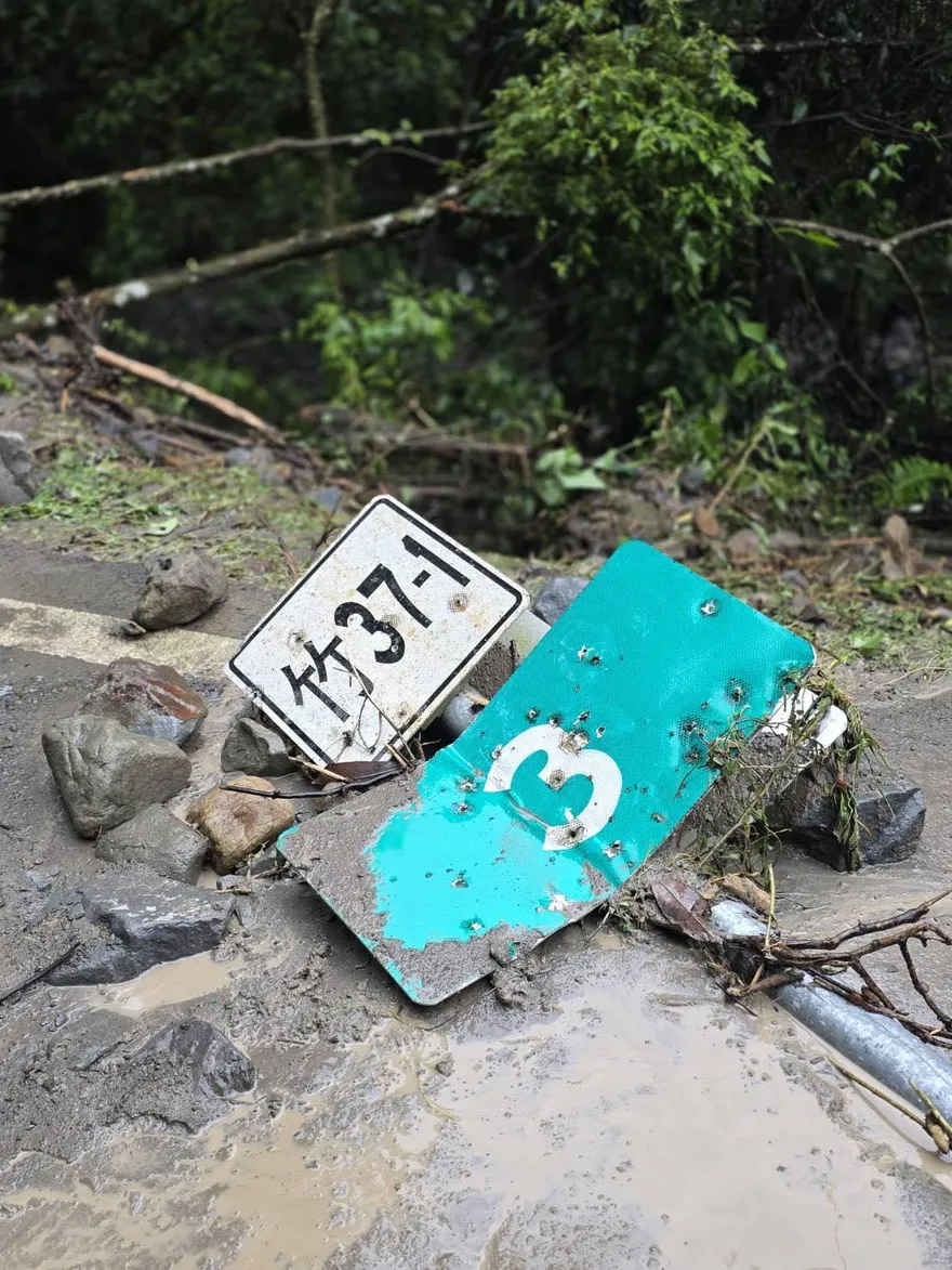 影/豪雨釀災！巨石崩塌覆蓋整條路　竹37-1線全線封閉