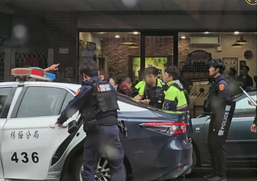 經濟壓力壓垮中年男！酒後情緒崩潰持刀發洩　6楊梅警包圍壓制