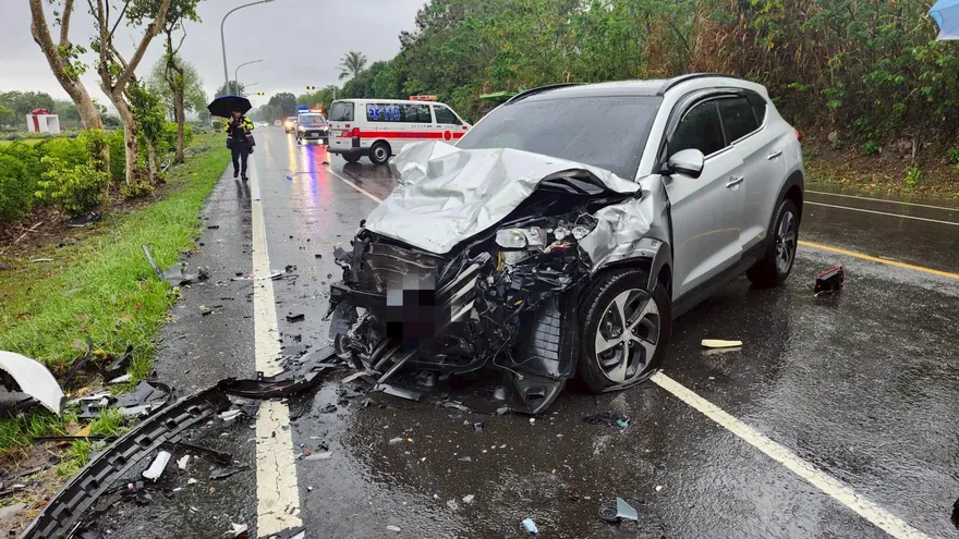 天雨路滑釀禍！阿里山公路2休旅車對撞　5人送醫