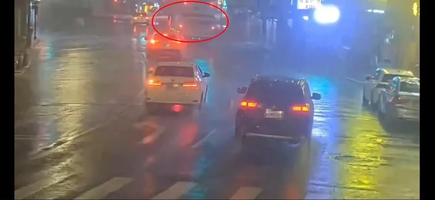 影/北市公車衝撞轎車！司機疑身體不適失控命危搶救