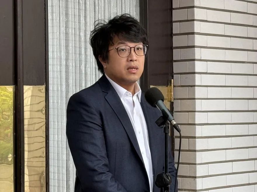 綠網紅急藏沈伯洋？律師陳君瑋怒：出一張嘴誰都會