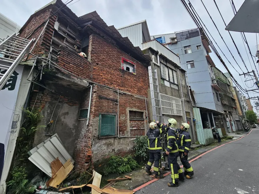 影/新北土城老屋屋頂坍塌　30歲男受困獲救意識清醒