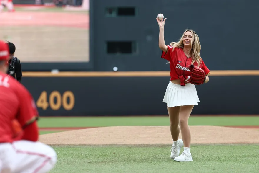 中職/費嫂開球！「紅中好球」進手套　甜喊「老公我愛你」