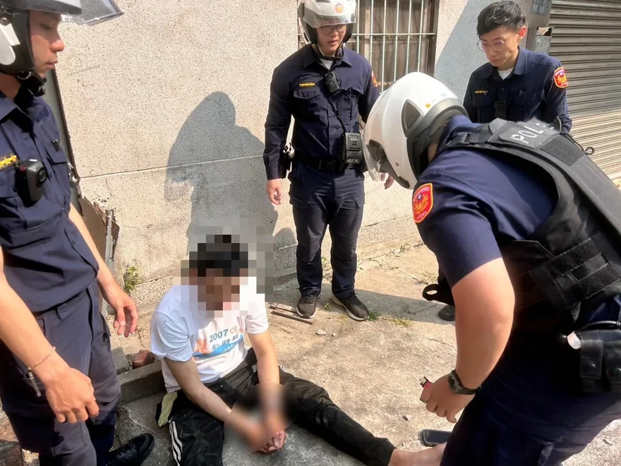 影/高雄毒品通緝犯拒檢亂竄！卡防火巷落網　還吃8.6萬罰單